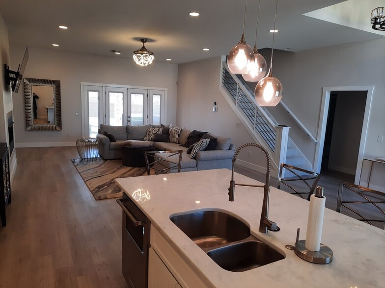 Building Photo - 1735 Woodridge Dr