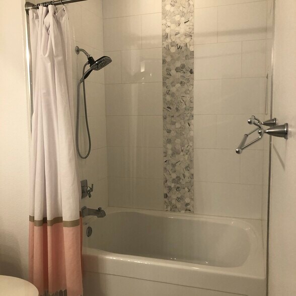 Main En suite Bath w/large soaking tub - 3302 N 7th St