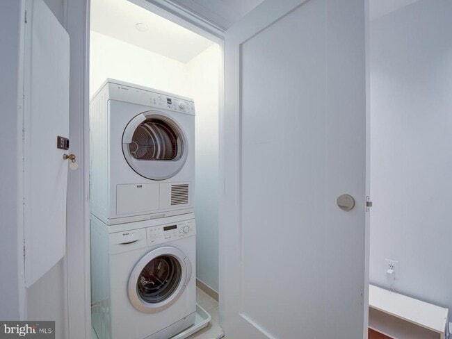 Building Photo - 1111 19th St N