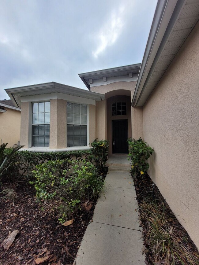 Building Photo - Amazing Renovated 4 bed 3 bath in Davenport