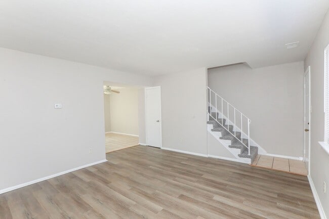 Building Photo - Updated 3BR Townhouse in Prime VA Beach Lo...