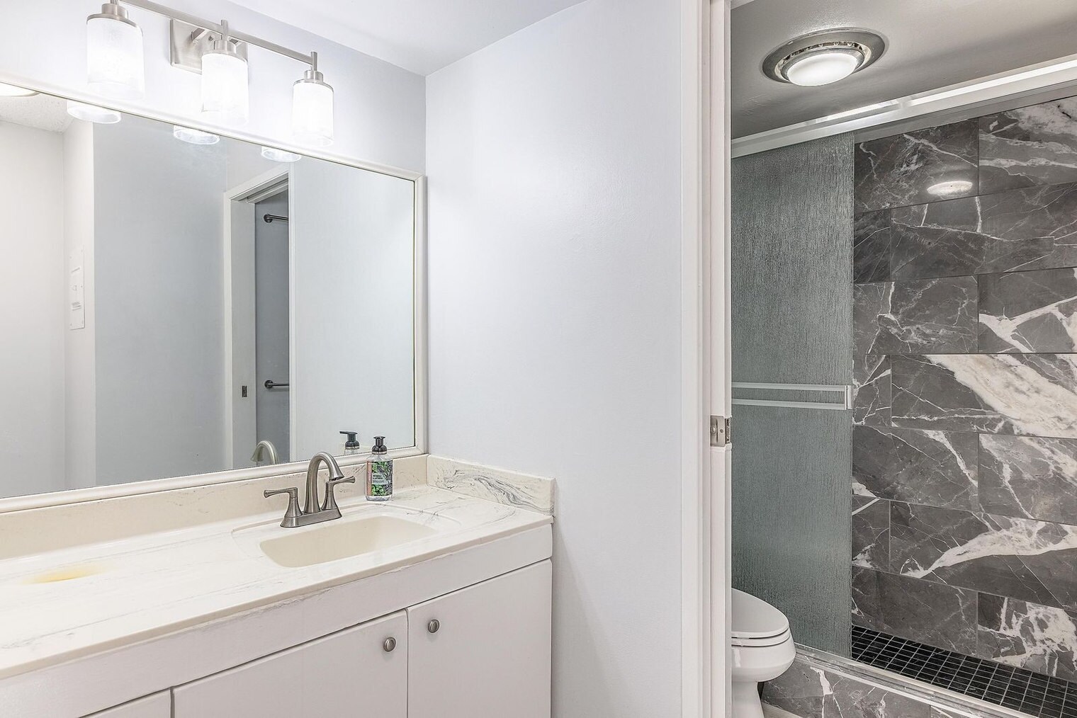 Building Photo - 411 Hobron Ln