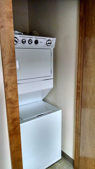 Stack washer/dryer - 537 W 2nd St
