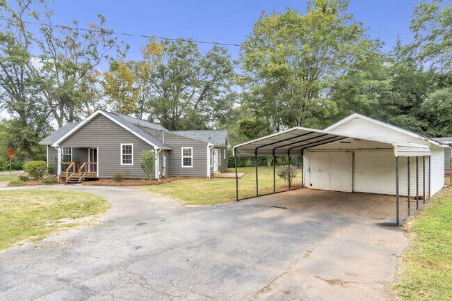 Building Photo - Spacious Rental with Modern Kitchen, Large...