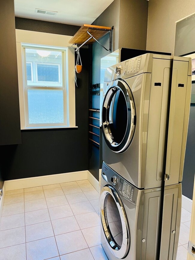 Building Photo - Custom Townhouse with Awesome Back yard