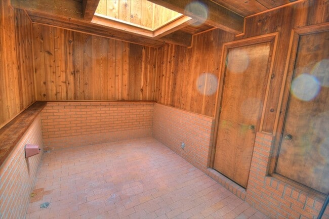 Building Photo - NE Heights Town Home