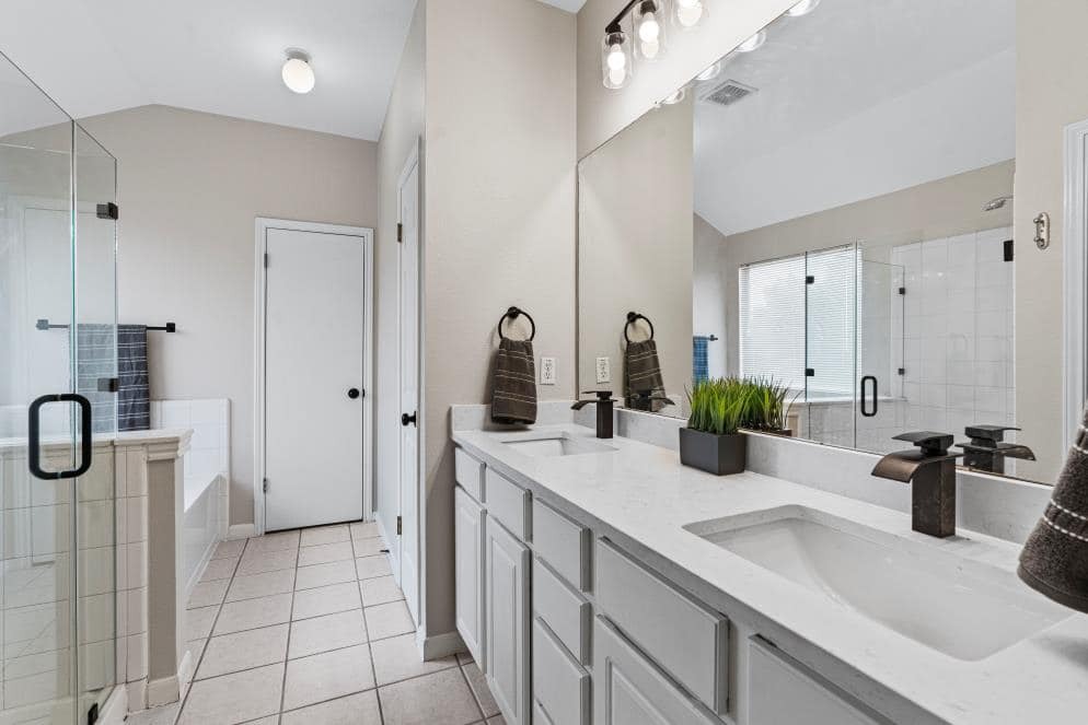 Building Photo - 1601 Briar Hill Dr