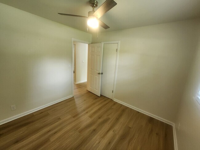 Building Photo - Beautiful and spacious 3 bedroom 1 bath ho...