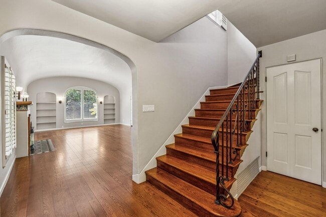 Building Photo - Mediterranean Beauty in Crescent Park – 5B...