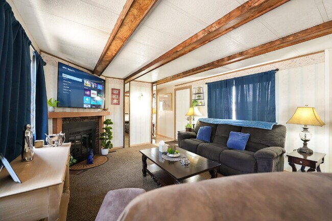 Building Photo - Stylish & Spacious 2-Bedroom Mobile Home