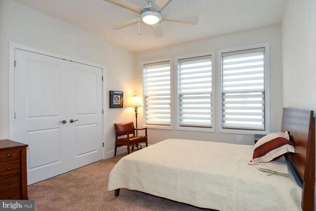 Building Photo - 4-Level Furnished townhome!