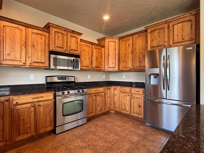 Building Photo - Beauty & Space on Premium Corner Lot!