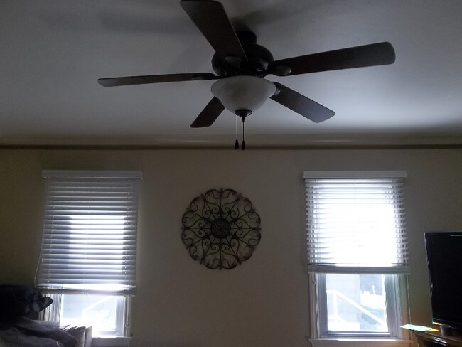 Building Photo - 212 7th St