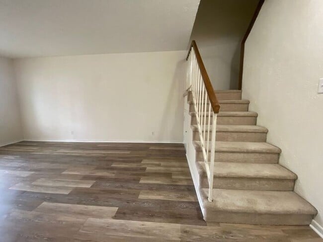 Building Photo - Wonderful Bellevue Condo in Creekside Meadows!