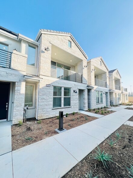Building Photo - 2821 E Tamarind Dr
