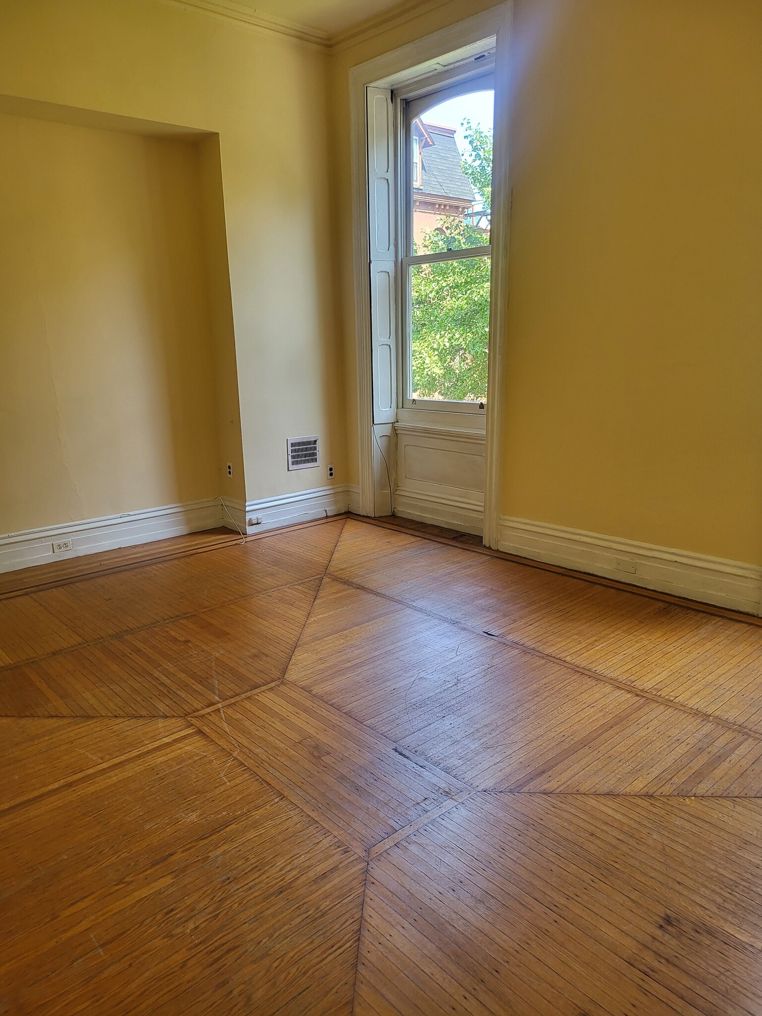 LG 2nd bs other end from master - 2226 Delancey Plz