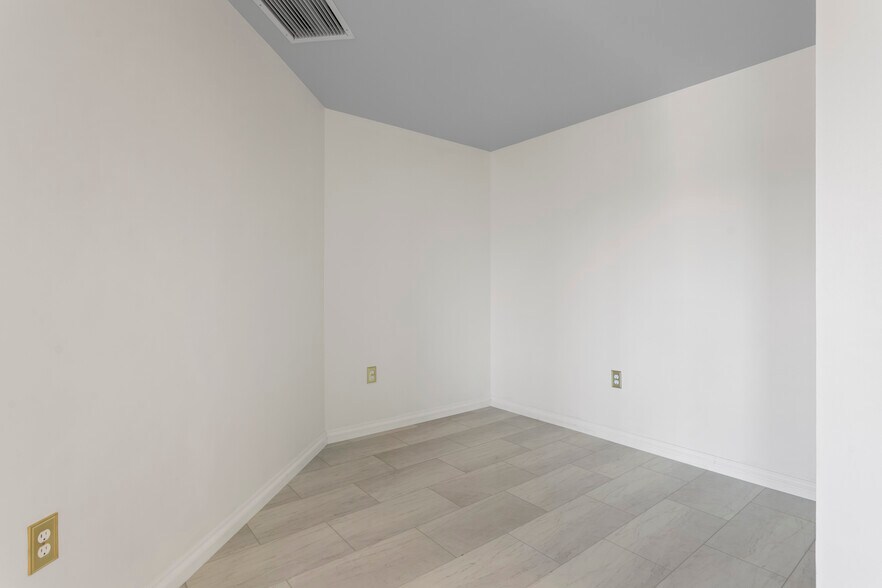 den/office - 300 W 11th Ave