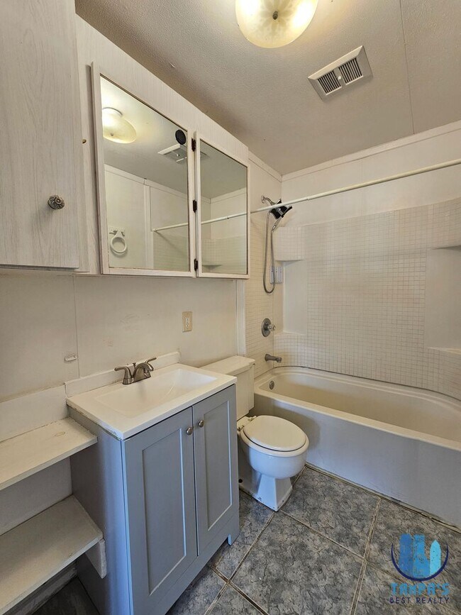 Building Photo - Spacious 3 Bedroom, 2 Bath home with a 2 CAR Carport near down St. Petersburg *Available Now*