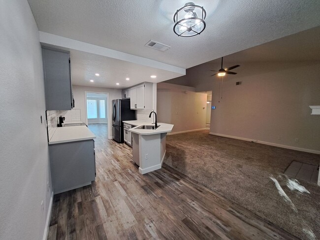 Building Photo - Absolutely Stunning Home in Browns Valley!