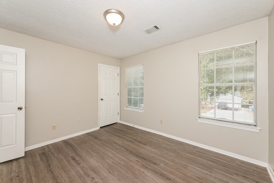 Building Photo - 700 Ashton Ln