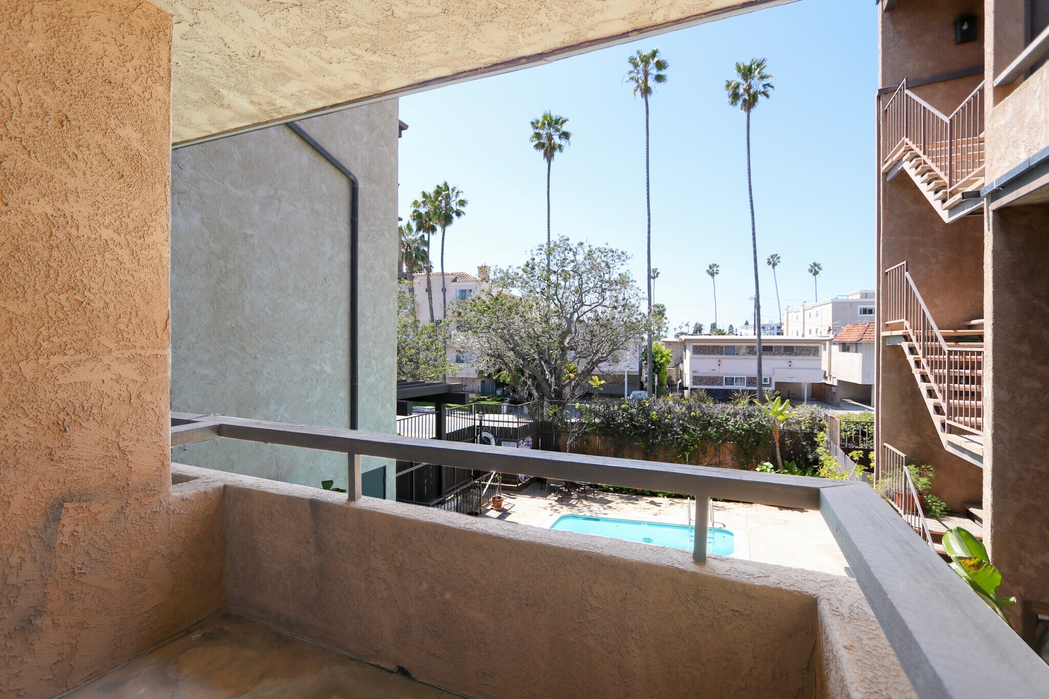 Building Photo - 1328 S Bundy Dr