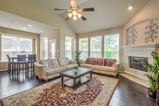 Building Photo - 26335 Cedar Pine Dr