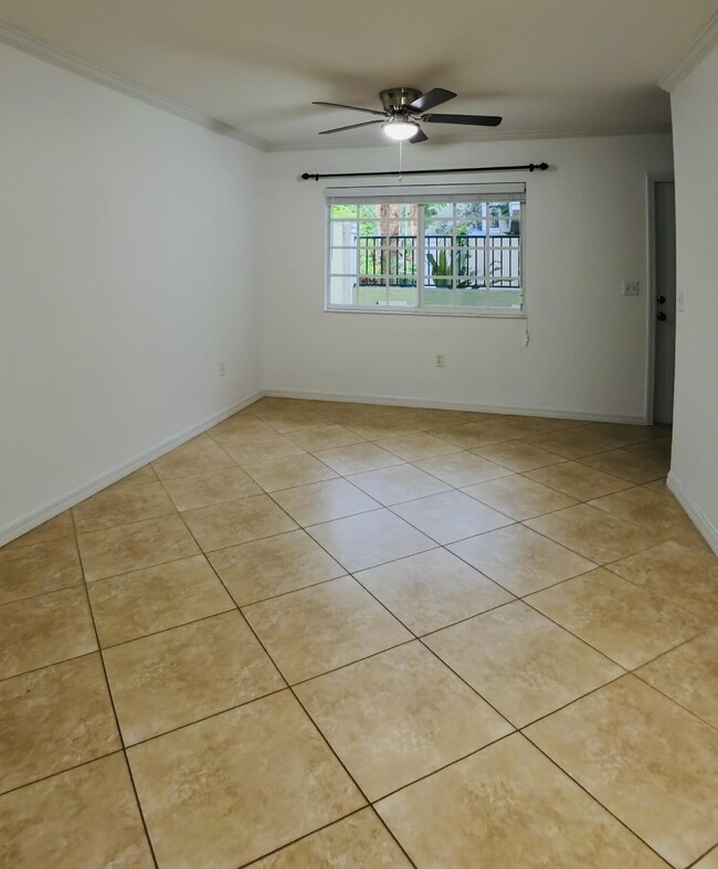 Building Photo - 1000 Palm Trail