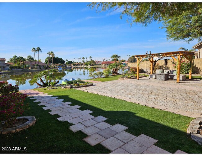 Building Photo - 11015 W Laurelwood Ln