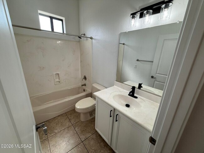 Building Photo - 2028 E River Rd