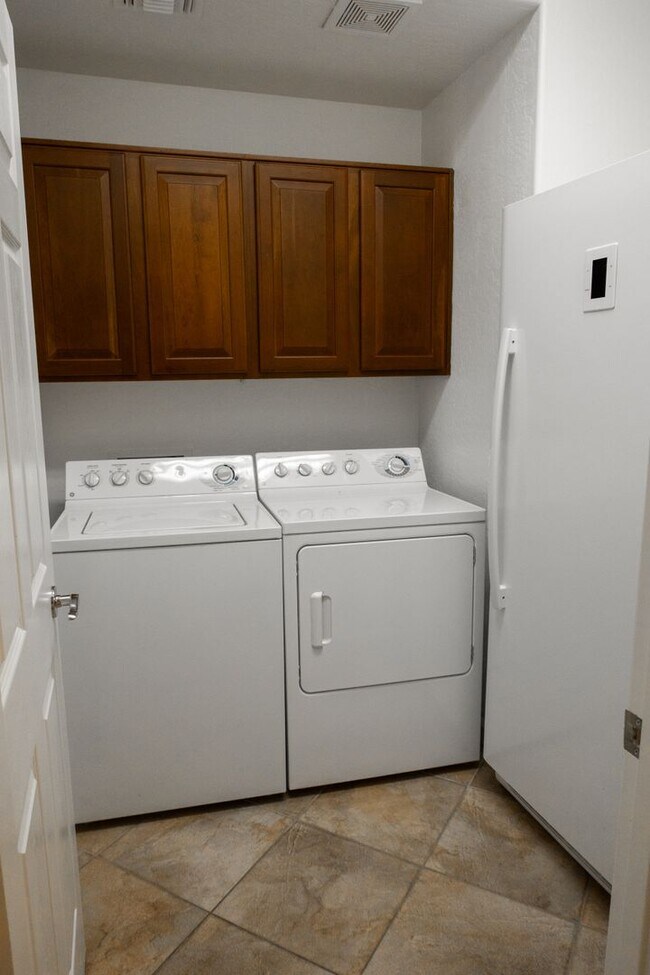 Building Photo - 4 Bed + Office | 3 Bath | 3-Car Garage | E...