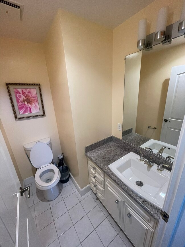 Building Photo - 510 Lakeview Way