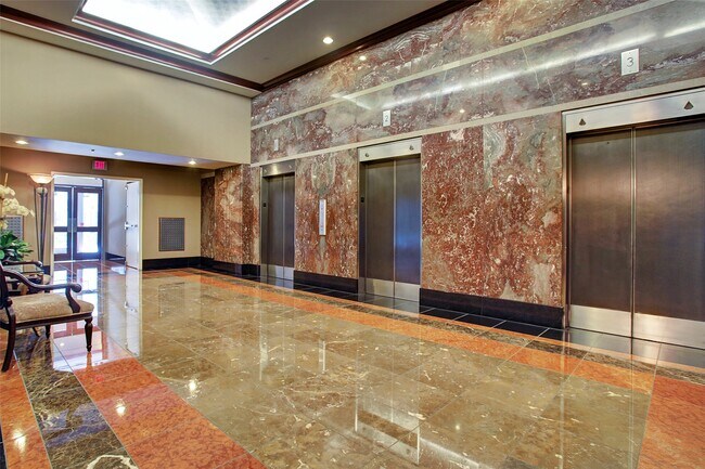 Building Photo - 914 Main St