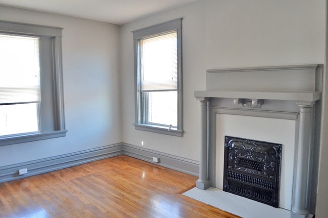 1 bedroom Hardwood - 32 Central Apartments