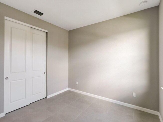 Building Photo - 757 SE Courances Dr