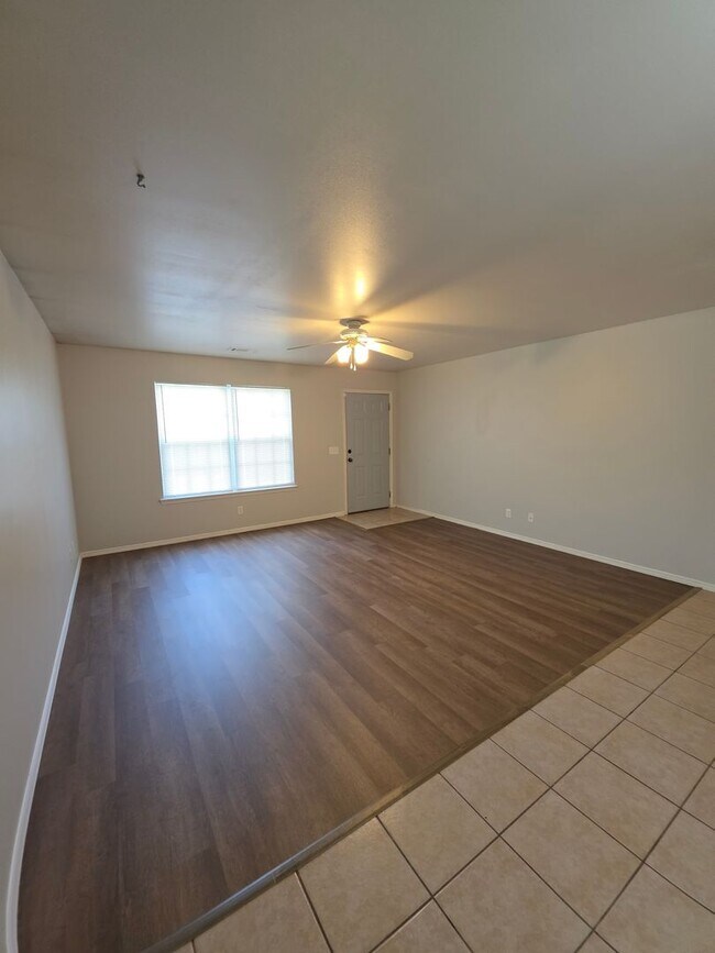 Building Photo - 106 Willow Creek Dr