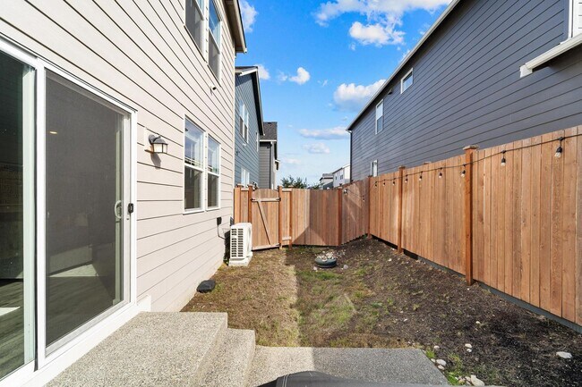 Building Photo - Beautiful Home in Puyallup