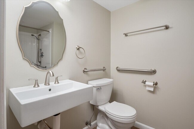 Building Photo - Charming Colonial in Elmhurst Station