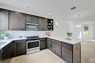 Building Photo - 705 N Bluff Dr
