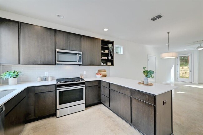 Primary Photo - 705 N Bluff Dr