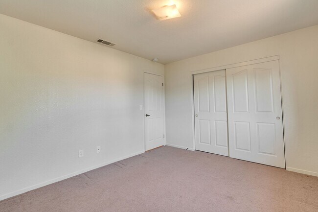 Building Photo - BEAUTIFUL 4 BEDROOM HOME WITH SWIMMING POOL!