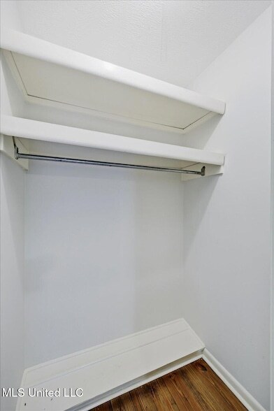 Building Photo - 144 Rollingwood Dr