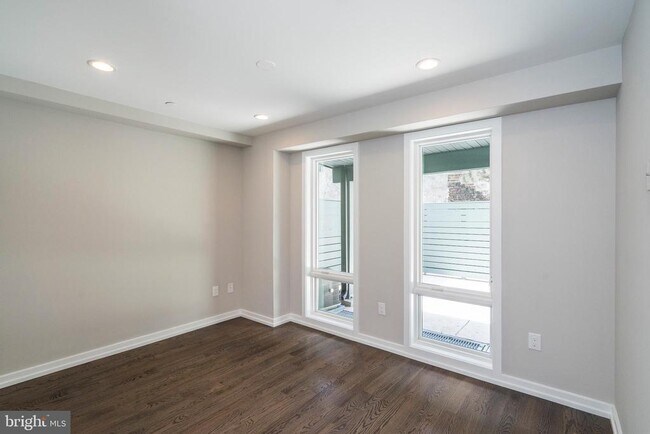 Building Photo - 1438 Clymer St