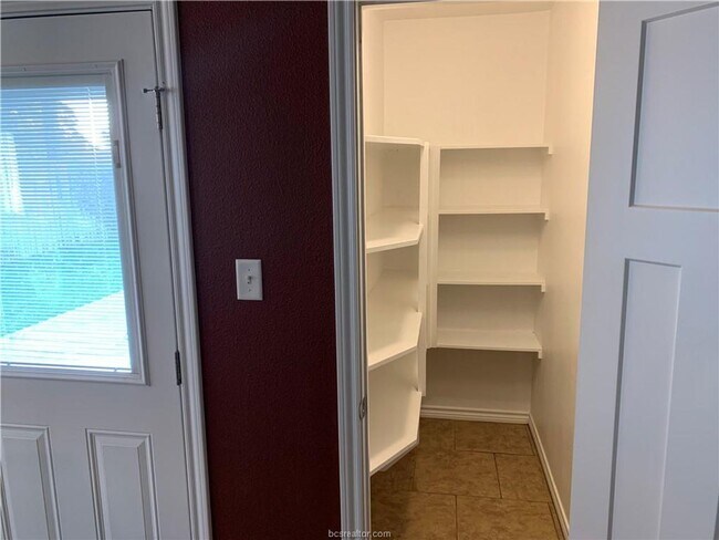 Building Photo - Beautifully 4 bedroom, 3 bathroom house wi...