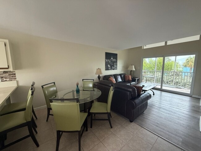 Building Photo - Family Friendly 3 Bedroom Townhome Style C...