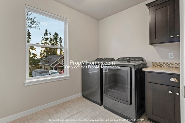 Building Photo - Gorgeous 4 Bedroom in West Linn! - Lovely ...