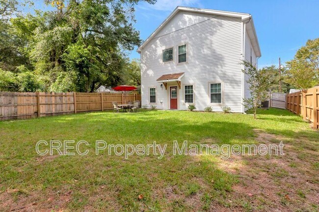 Building Photo - 2703 E Surrey Dr