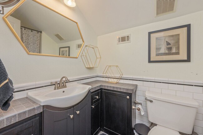 Building Photo - Location & LUXURY in Bluewater Bay!!