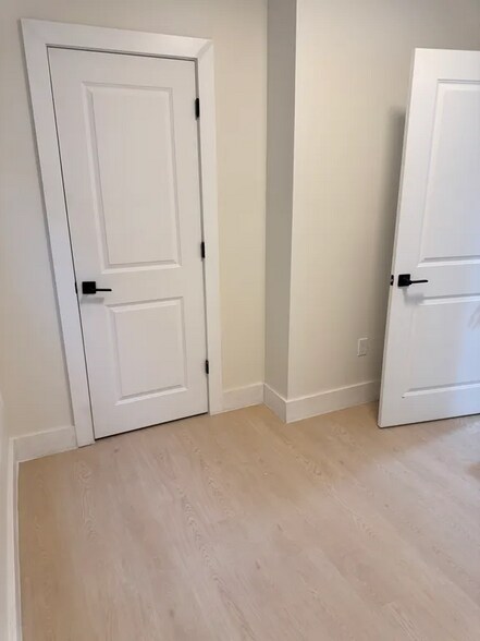 Building Photo - 466 Avon Ave