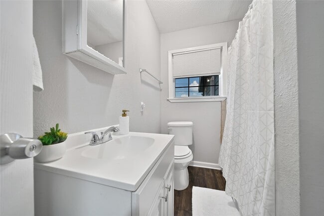 Building Photo - 1606 W 8th St