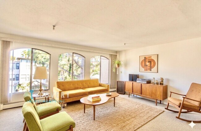Building Photo - Spacious One Plus Bedroom Condominum off Broadway Terrace